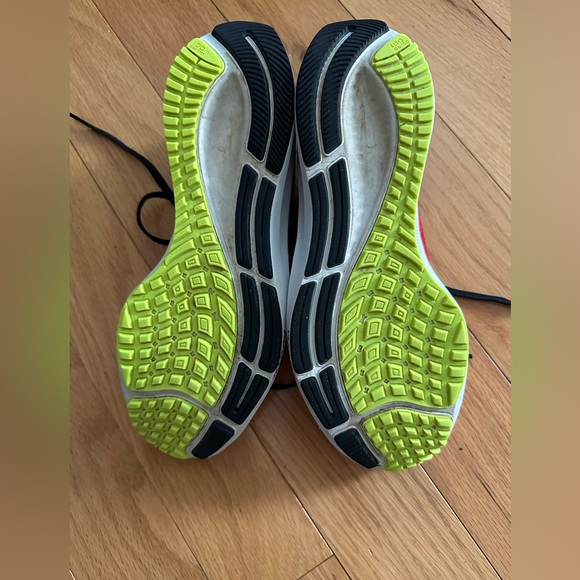 Gently used Nike Pegasus, red animal print, size 8, great condition - Picture 4 of 4